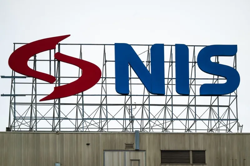 Logo-ul Naftna Industrija Srbije, pe clădirea sediului central al companiei, controlate de Gazprom - Foto: Profimedia Images