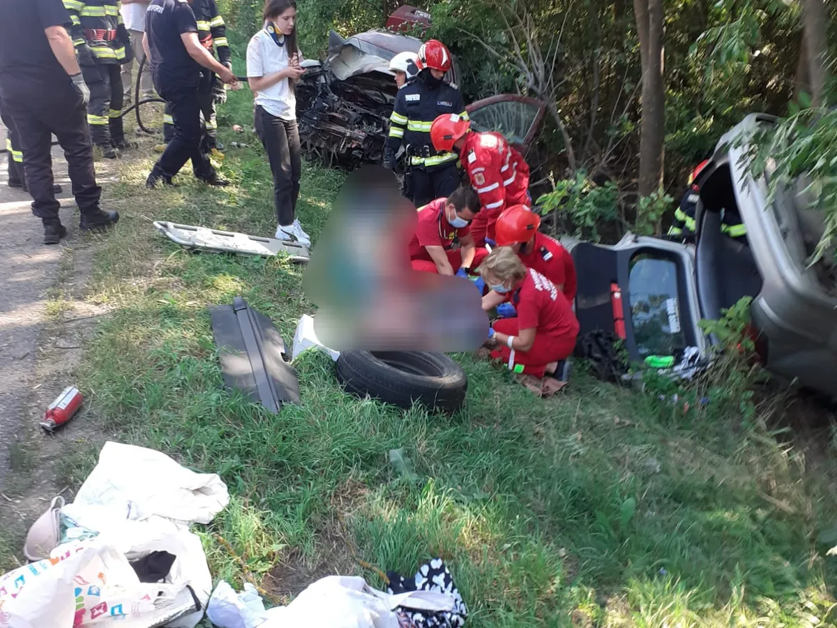 Două mașini s-au lovit frontal pe DN 24, la Secuia. Una s-a răsturnat, alta a luat foc - Foto: Facebook/ISU Vaslui