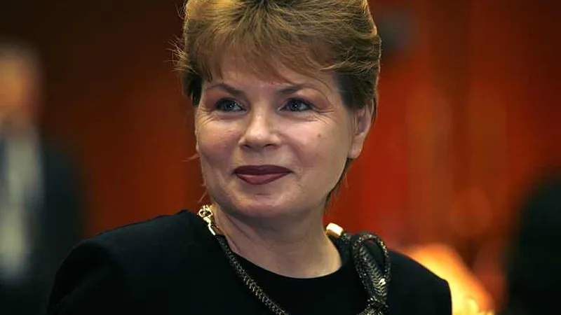 Liderul sindical al judecătorilor, Mona Pivniceru, și-a primit tainul: dintr-un modest magistrat de provincie, a ajuns ministru în guvernul Ponta și judecător la CCR Foto: just.ro