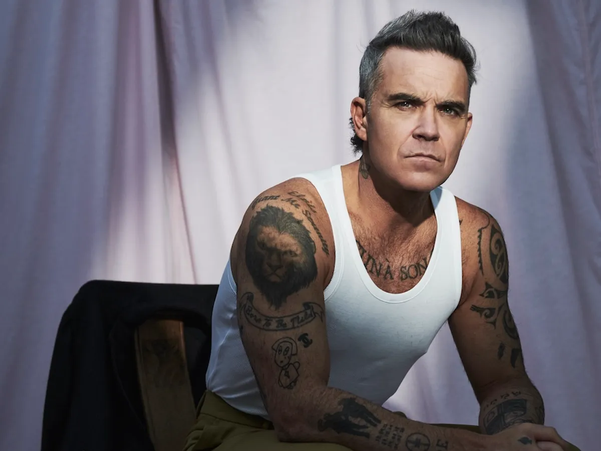VIDEO Surpriză la Sevilla: Robbie Williams a cântat alături de un muzician stradal. Acordurile piesei „Angels”