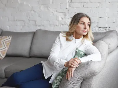 Pensionară tristă la pensie - Foto: Freepik