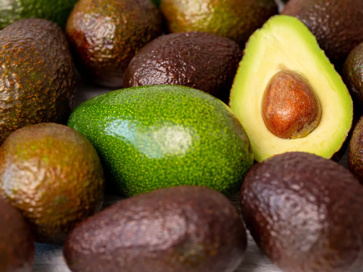 Mai multe fructe de avocado și un fruct cu zâmbure - Foto: Freepik (rol ilustrativ)