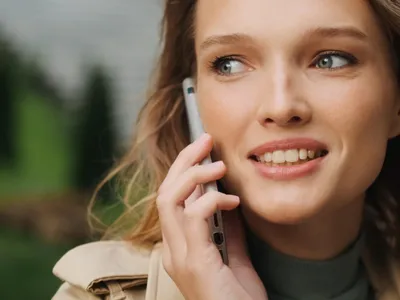 O femeie vorbește la telefon - Foto: Freepik (rol ilustrativ)