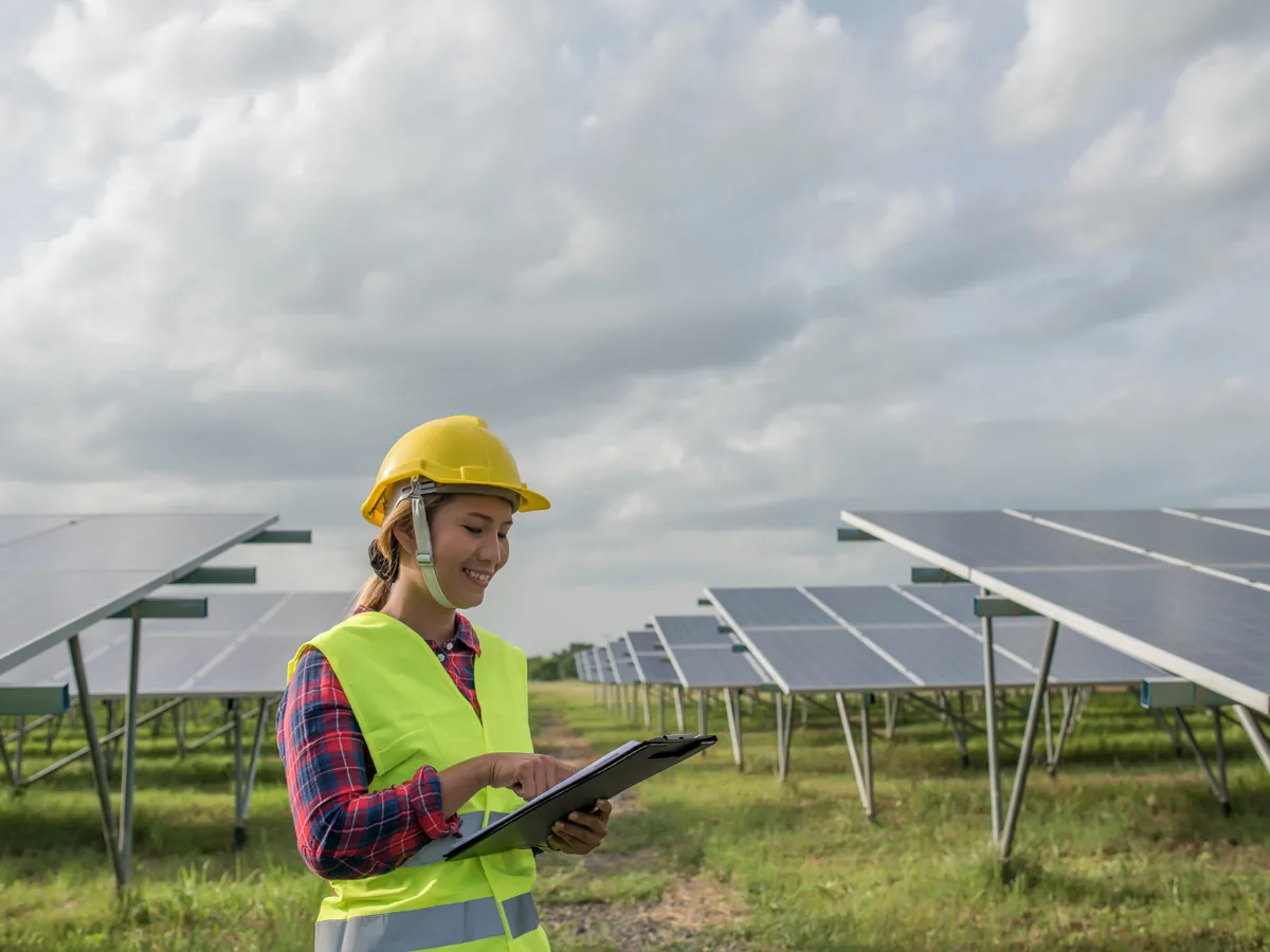 Femeie și panouri fotovoltaice - Foto: Freepik