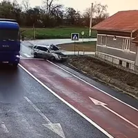 Un șofer nu reușește să frâneze, intră în DN cu roțile târâș și se înfige într-un TIR. / Foto: captură video