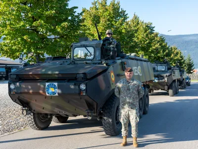 Militar lângă tancuri - Foto: MApN