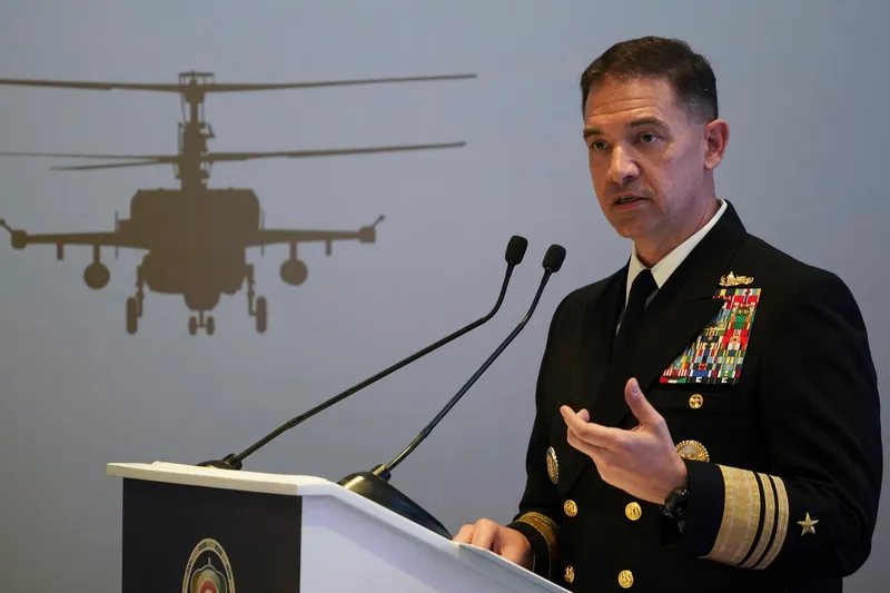 Viceamiralul Brad Cooper al Marinei SUA, care conduce Flota a 5-a a Marinei, cu sediul &icirc;n Bahrain - Foto: Profimedia Images