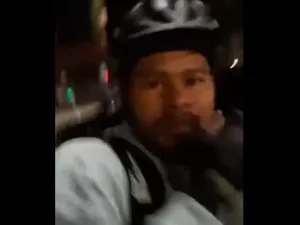 Cine e tânărul care l-a atacat pe livratorul asiatic, în București. Modul în care promovează simboluri fasciste pe internet