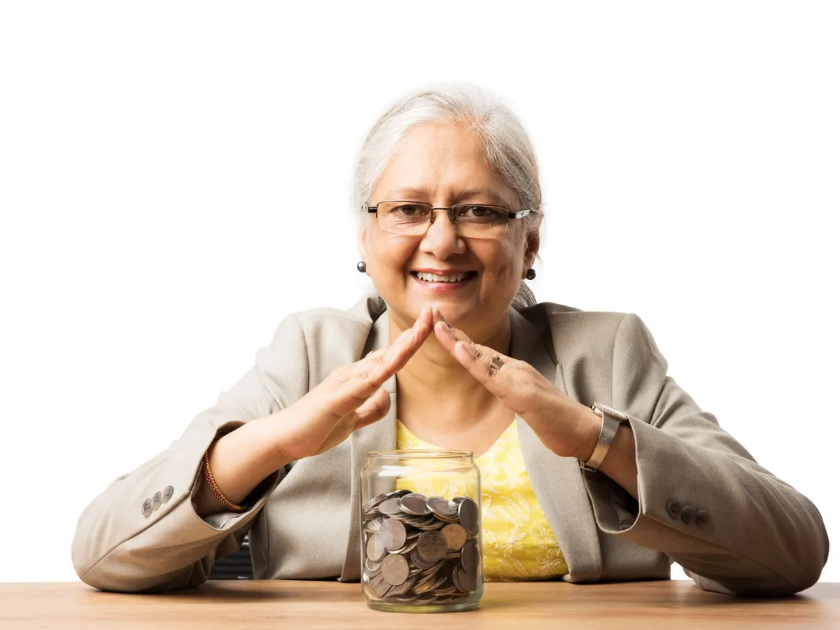 Foto: Pensionară care a luat 300 leiîn plus la pensie doar pentru că a cerut o cerere de revizuire a pensie Sursa: Freepik