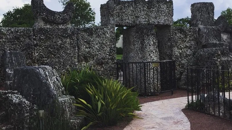 Cine a fost bărbatul care a construit singur un castel - Foto: Facebook/Coral Castle (cu rol ilustrativ)