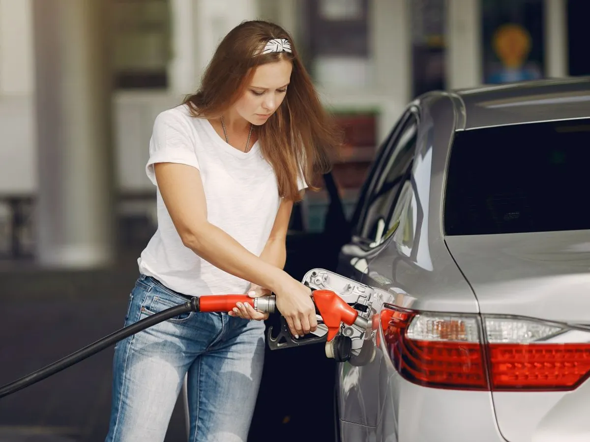 Adrian Negrescu: Preţurile carburanţilor vor continua să crească. Soluţia: scăderea consumului, nu a accizelor