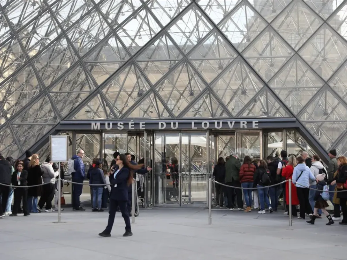 Jaful de la Luvru. Unul dintre suspecți e vedetă pe internet și a lucrat ca paznic de muzeu