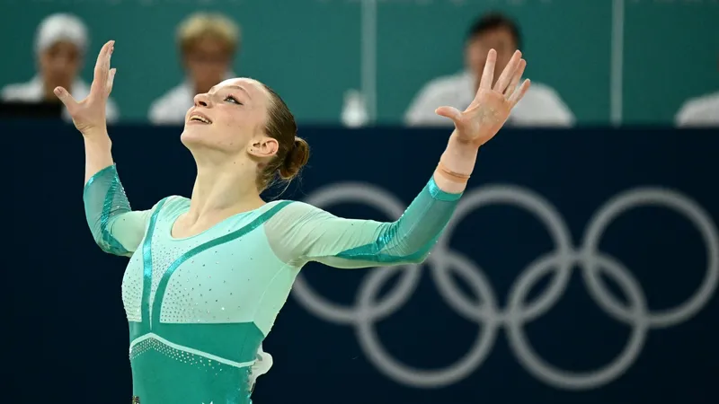 Ana Bărbosu pe locul 4, Sabrina Voinea, pe 5, în finala de la sol - Foto: Profimediaimages.ro