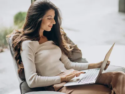 O femeie navighează pe Internet - Foto: Freepik (rol ilustrativ)