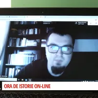 Profesorul de istorie este în video-conferință cu elevii