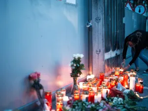Candele şi flori sunt puse de austrieci, în faţa şcolii din Graz - Foto: Profimedia Images