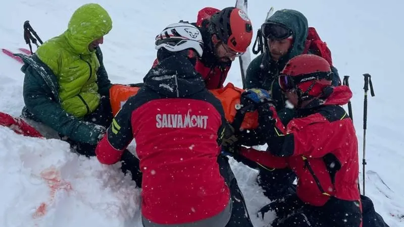 Risc de avalanșe la Bâlea Lac: Doi turiști salvați după ce au fost surprinși de o avalanșă masivă. : FOTO - Salvmont Sibiu(imagine cu rol ilustrativ)