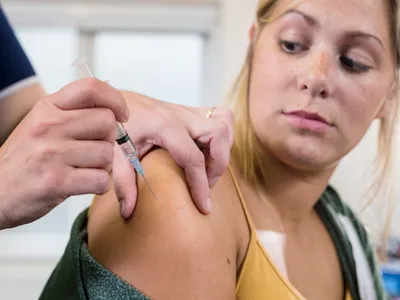 Vaccinul împotriva HPV, gratuit până la 26 de ani. România, fruntașă la cancerul de col uterin - Foto: Profimedia images