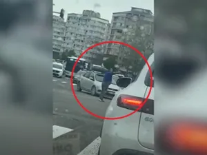 Bărbatul a coborât de la volan și s-a așezat în mijlocul intersecției pentru a dirija traficul. Sursa foto: captură video Ziua de Constanța