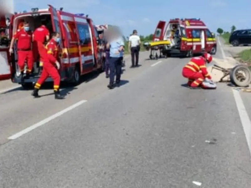 Căruță, spulberată de un autocar pe Drumul European 85. / Foto: Info Trafic 24, Facebook