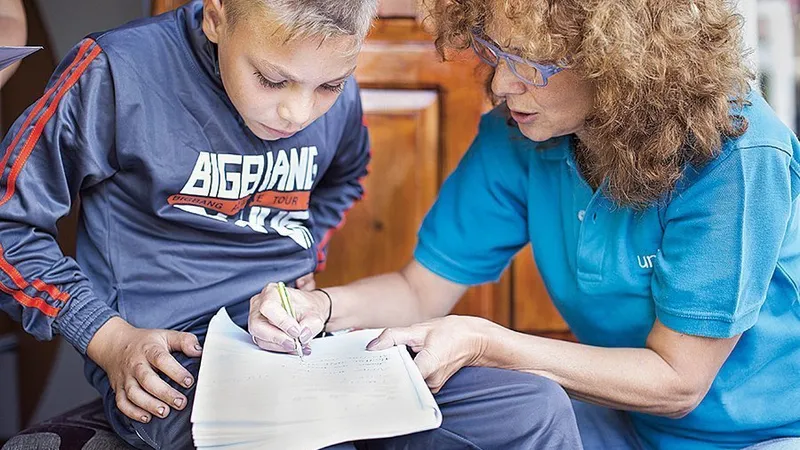 PROTECȚIA COPILULUI Voichița Tomuș (UNICEF) și Daniela Gheorghe (FONPC) arată că este obligația  asistenților maternali să-i ajute pe copii să se reintegreze în familia naturală sau în familia adoptivă