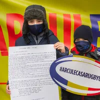 Ștefan și Andrei Bordeianu, doi copii care iubesc rugby-ul.Mesajul celor doi frați care nu se mai pot juca pe Stadionul de Rugby Arcul de Triumf trebuie să ajungă la ministrul Eduard Novak Foto: Mugur VĂRZARIU