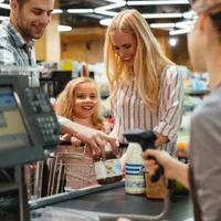 Ce înseamnă codul misterios într-un oval pe ambalajele alimentelor? Oferă informații esențiale - Foto: Freepik.com (rol ilustrativ)