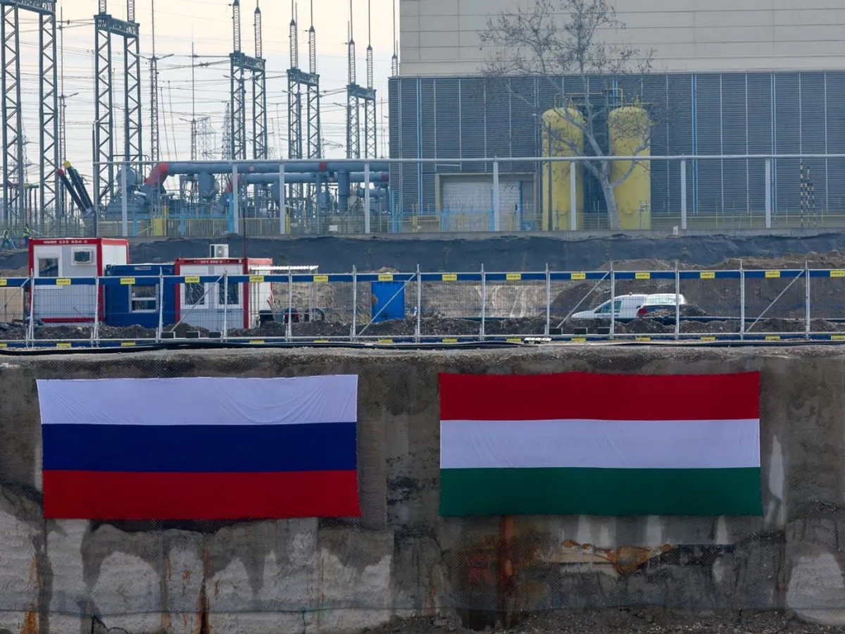 Februarie 2026. Primele basculante de ciment sunt turnate la Reactorul Paks II. Sunt prezente steagurile Rusiei şi Ungariei - Foto: Profimedia Images