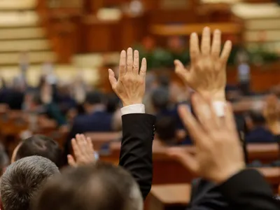 AUR, PSD, PNL şi UDMR au votat legea care permite scoaterea din ariile protejate a construcţiilor începute înainte de 2007 - Foto: INQUAM PHOTOS / George Călin (Imagine cu rol ilustrativ)