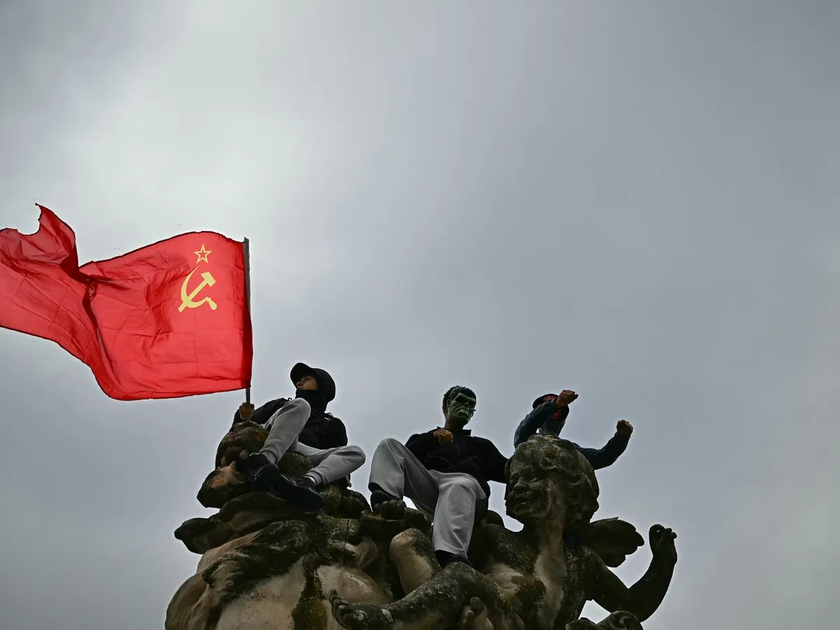 Steagul sovietic la protestele din Franța - Foto: Profimedia images