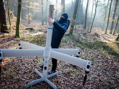 Un angajat Stark Defence, ce nu dorește să fie recunoscut, demonstrează construcția dronei Virtus - Foto: Profimedia Images