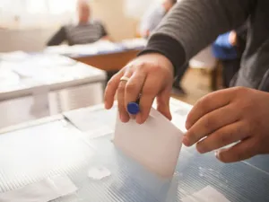 Într-o secție din Alba Iulia au fost inversate voturile lui Nicușor Dan și George Simion, anunță primarul