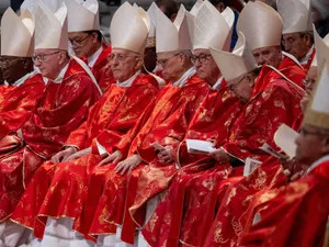 Într-un ritual care datează din epoca medievală, cardinalii intră în Capela Sixtină pentru vot Foto: Massimo Valicchia/NurPhoto/Shutt / Shutterstock Editorial / Profimedia