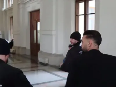 VIDEO Dorian Popa a ajuns cu nasul bandajat la un nou termen de judecată. Influencerul a plâns în fața judecătorilor