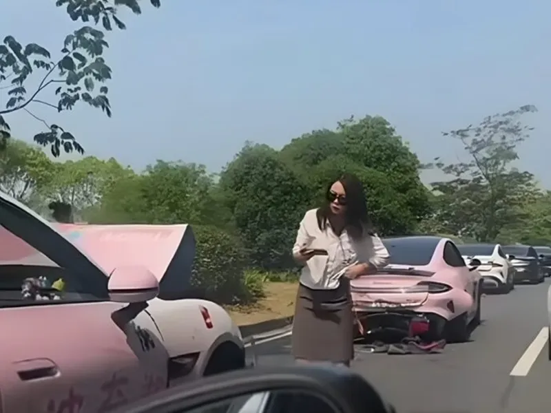 Sistem de frânare automată, „eficient”. Accident în lanț cu 4 mașini chinezești Xiaomi SU7 - Foto: carnewschina.com