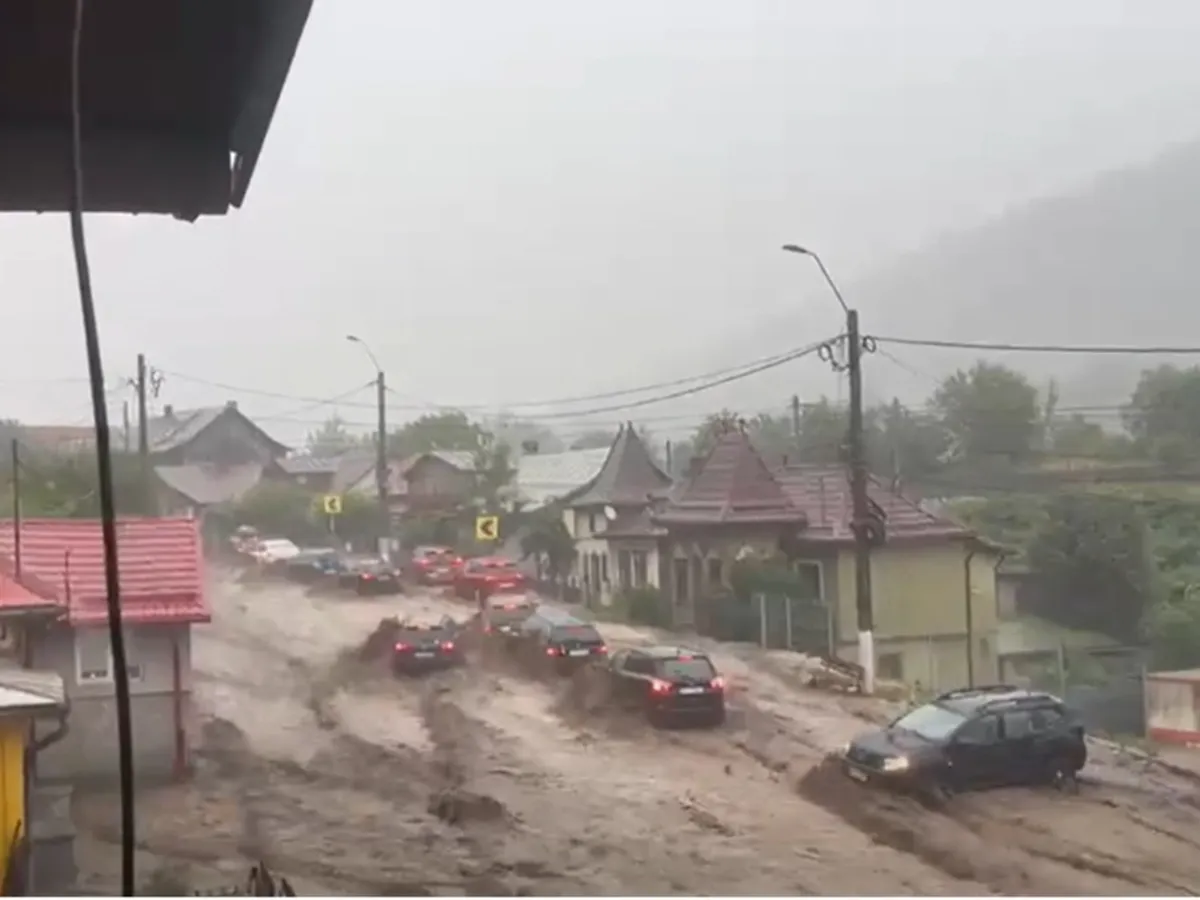 VIDEO Viituri puternice în Prahova. Mașini luate de ape pe DN1. Cod Roșu de furtună în București