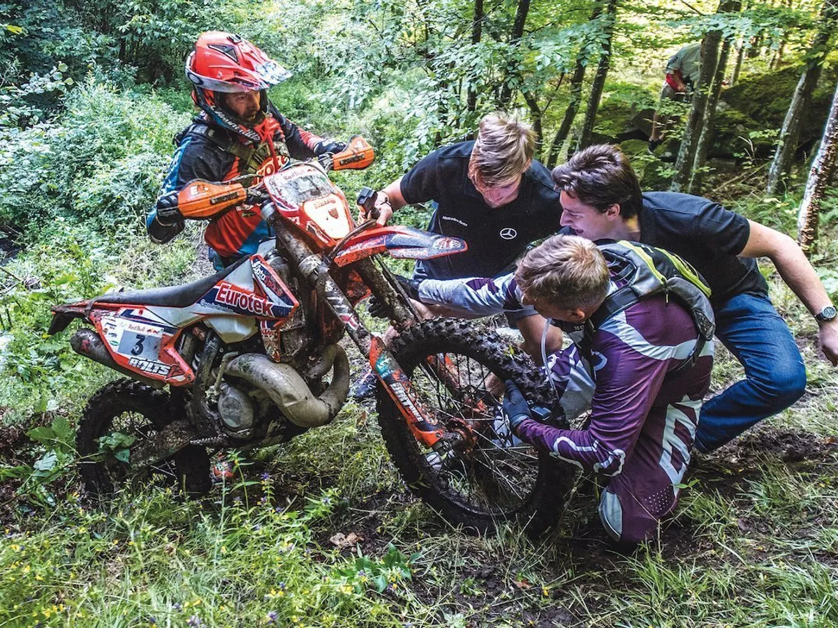 Spectatorii din hard enduro sunt foarte implicați și îi întâlnești și în cele mai îndepărtate puncte ale traseului