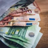O femeie a ars aproape 3.000 de euro de teama că s-ar putea infecta cu Covid-19 de pe bani/FOTO: Unsplash