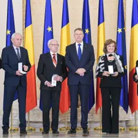 Decoraţiile au fost primite de Octav Bjoza, Doru Mărieş, Traian Orban, Ana Blandiana şi Constantin Buchet. Foto Administrația prezidențială