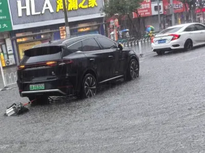 Unei mașini electrice chinezești i-a căzut motorul în mijlocul drumului - Foto: carnewschina.com