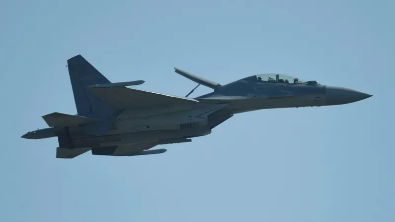 Un avion de vânătoare J-16 efectuează un zbor în zbor la 2022 Zhuhai Air Show din Zhuhai, provincia Guangdong din sudul Chinei - Foto: Profimedia Images