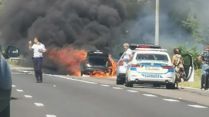 O maşină a luat foc în mers pe Autostrada Soarelui. Vizibilitatea este scăzută din cauza fumului - Foto: Facebook/ Info Trafic București și Ilfov