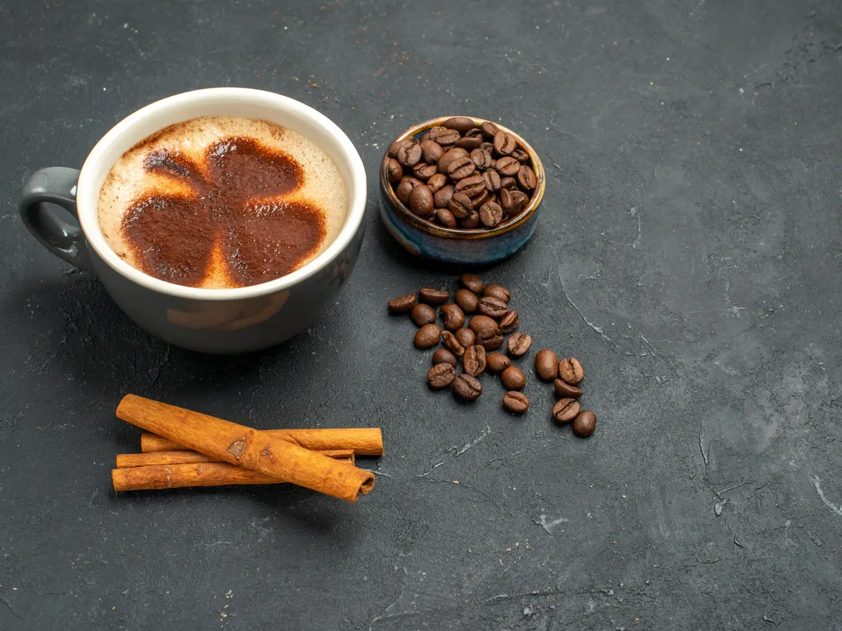 ceașcă de cafea și scorțișoară - Foto: Freepik (rol ilustrativ)