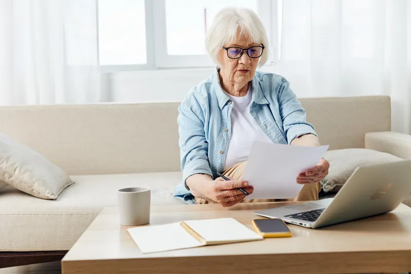pensionară cu documente foto: freepik (rol ilustrativ