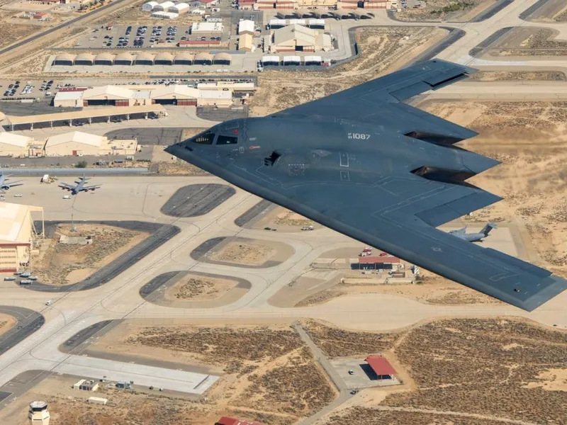 Bombardierul invizibil B-2 Spirit survolează baza aeriană Edwards din California - Foto: Profimedia Images