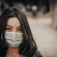 OMS le cere persoanelor vaccinate să poarte în continuare masca. Tulpina Delta se răspândeşte rapid/FOTO: Unsplash