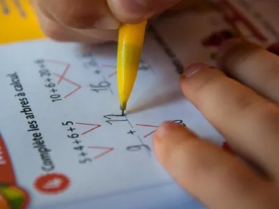 Elev rezolvând o tema la matematică - Foto: Pixabay (rol ilustrativ)