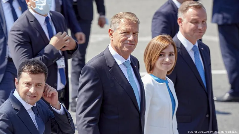 Președintele României, Klaus Iohannis, alături de omologii din Ucraina (stânga), R. Moldova și Polonia