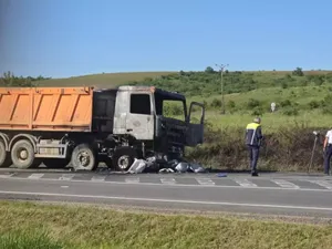 Accident rutier mortal în Lugoj. O femei a murit după ce a intrat cu motocicleta într-o basculantă - Foto: ISU