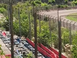 Imaginile deznădejdii! Fostul stadion de Liga 1 a ajuns o ruină. Bălăriile au câțiva metri